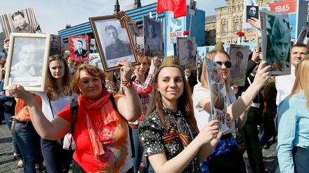 Wo kommt dieser Patriotismus her? Russinnen auf der Militärparade zum 70. Jahrestag des Sieges über Hitler-Deutschland am 9. Mai 2015 auf dem Roten Platz in Moskau.