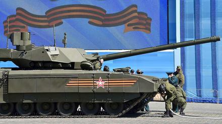 Peinlich. Der neue russische Panzer Armata T 14, auf den Moskau so stolz ist, ist bei der Generalprobe für die große Militärparade liegen geblieben. Auf diesem Foto bringen Soldaten ein Seil an, damit der Panzer abgeschleppt werden kann.