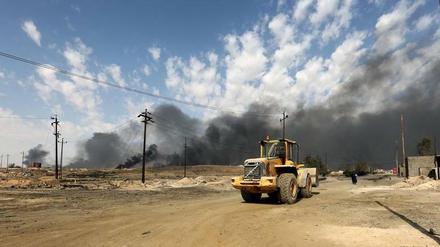 Brennende Ölfelder verdüstern den Himmel. Die irakischen Truppen sollen am Dienstag in die Stadt Mossul vorgedrungen sein.