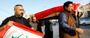 Trauernde in der südirakischen Stadt Nassirija tragen einen Sarg mit einem getöteten Demonstranten. 