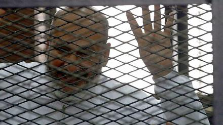 Ein Mitglied der Muslimbrüder während seines Prozesses in Kairo.