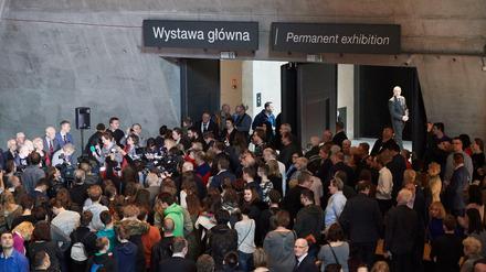 Besucher nehmen in Danzig (Polen) an der Eröffnungsveranstaltung des neu eröffneten Museums des Zweiten Weltkriegs teil.