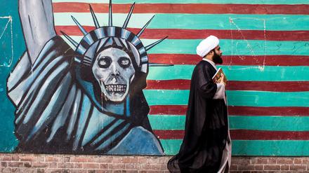 Der Iran und die USA sind seit Jahrzehnten Erzfeinde. Vor allem unter Donald Trump verschlechterten sich die Beziehungen noch einmal drastisch.
