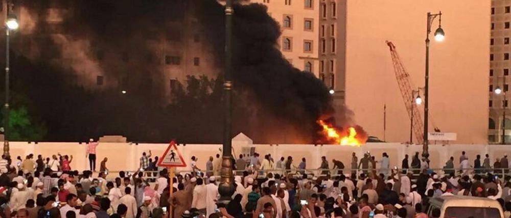 Rauch steigt auf über einem Parkplatz in Medina.