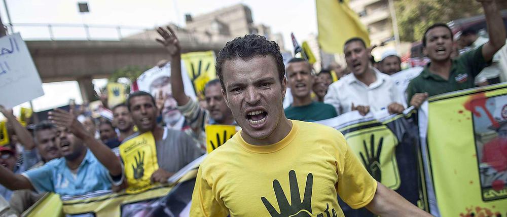 Anhänger der Muslimbruderschaft und des gestürzten Präsidenten Mursi demonstrierten auch am Freitag in Kairo.