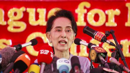 Der verfassung zufolge darf Aung San Suu Kyi nicht Präsidentin werden, weil ihre beiden Söhne ausländische Pässe haben.