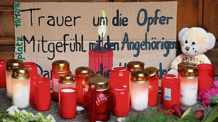 Beileidsbekundungen und Schilder liegen zwischen Blumen und Kerzen an der Stelle des Anschlags auf dem Weihnachtsmarkt am Breitscheidplatz. 