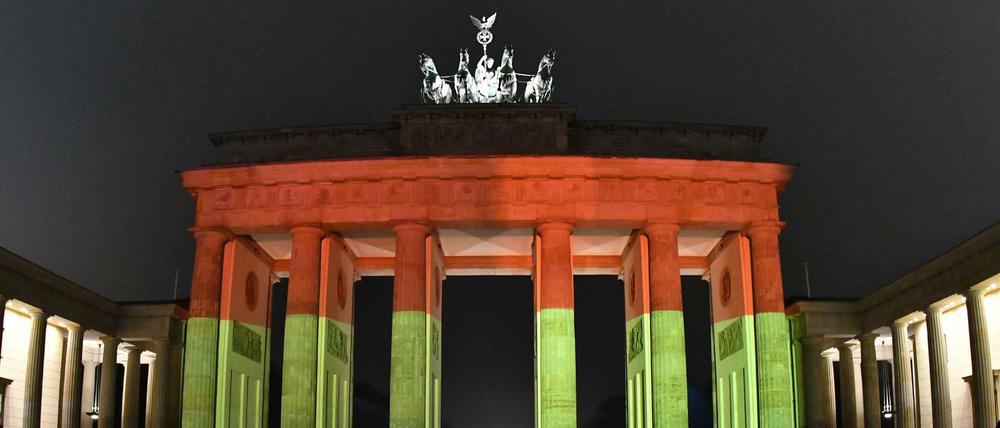 Das Brandenburger Tor leuchtet in den Nationalfarben.