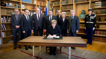Am Samstag trug sich Bundeskanzlerin Angela Merkel in der französischen Botschaft in Berlin ins Kondolenzbuch ein.