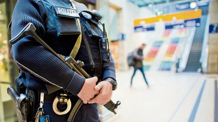 Die Polizei schützte den Bahnhof in Hannover.