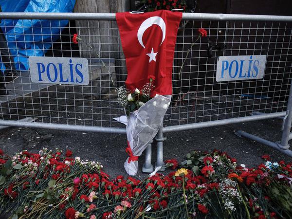 Große Anteilnahme. Bei dem Anschlag auf eine Silvesterparty im Istanbuler Klub "Reina" wurden 39 Menschen getötet. 