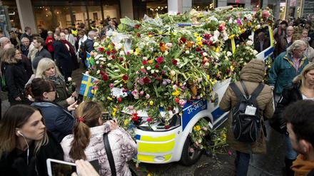 Mit Blumen danken Menschen in Stockholm der Polizei für ihr couragiertes Verhalten während des Anschlags.