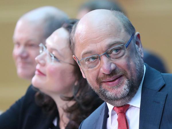Wohin denn nun? Die SPD ist sich ihrer Positionen derzeit nicht sicher. Im Bild: SPD-Chef Martin Schulz, Fraktionschefin Andrea Nahles und Hamburgs Bürgermeister Olaf Scholz (v.r.n.l.)