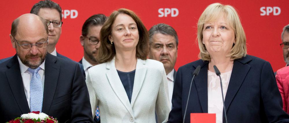 Der SPD-Kanzlerkandidat Martin Schulz (l), überreicht am Montag einen Blumenstrauß an Hannelore Kraft. 