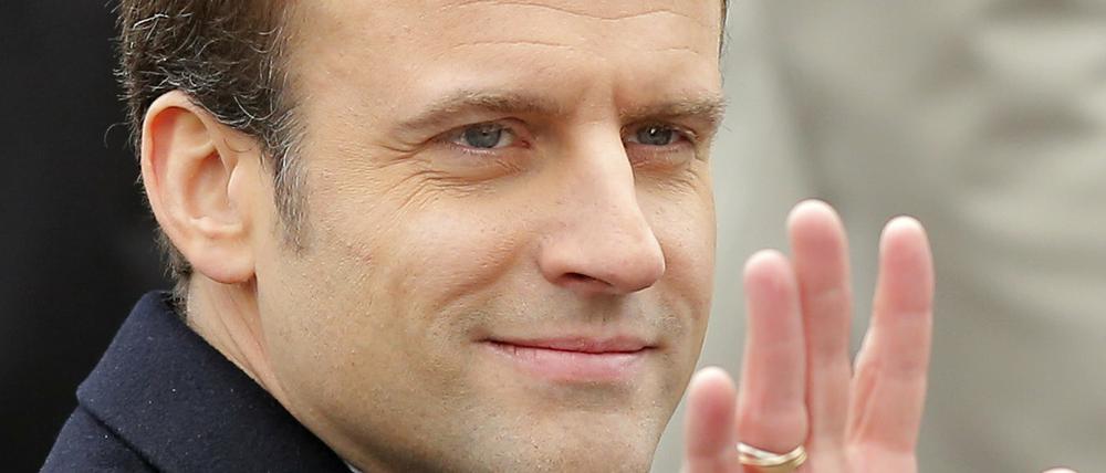 Der künftige französische Präsident Emmanuel Macron nimmt am Tag nach der Präsidentenwahl in Frankreich an der traditionellen Gedenkzeremonie zum Sieg über Nazi-Deutschland teil.