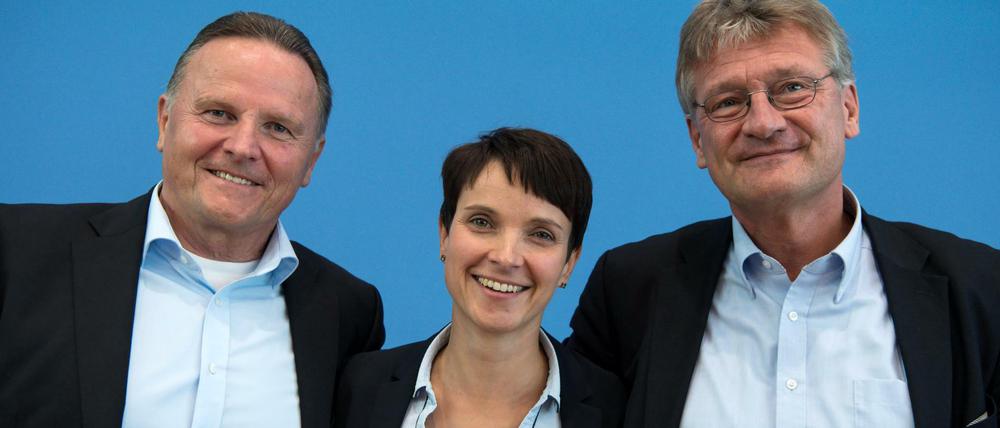 Die AfD-Bundesvorsitzenden, Frauke Petry (M) und Jörg Meuthen (r), posieren zusammen mit dem Berliner AfD-Spitzenkandidaten, Georg Pazderski (l) einen Tag nach der Berlin-Wahl.