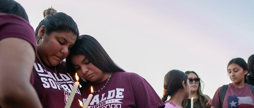 Mahnwache für die Opfer des Amoklaufs an einer Schule im texanischen Uvalde