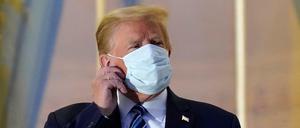 Ein seltenes Bild: Donald Trump mit Maske