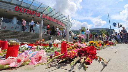 Blumen, Kerzen und Stofftiere liegen am 24.07.2016 vor dem Olympia-Einkaufszentrum in München. 