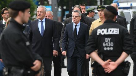 Bundesinnenminister Thomas de Maizière und Bayerns Innenminister Joachim Herrmann (CSU) machten sich am Samstag vor dem Olympia-Einkaufszentrum in München ein Bild von der Lage. 