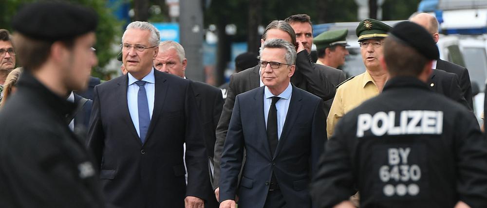 Bundesinnenminister Thomas de Maizière und Bayerns Innenminister Joachim Herrmann (CSU) machten sich am Samstag vor dem Olympia-Einkaufszentrum in München ein Bild von der Lage. 