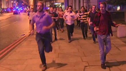 Auf der Flucht, aber das Bier sicher in der Hand: Szene nahe der London Bridge am Samstagabend