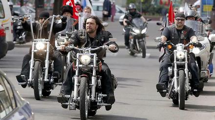 Die "Nachtwölfe" fahren auf ihren Motorrädern durch die weißrussische Stadt Brest. 