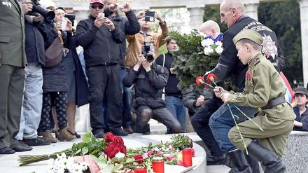 Mitglieder der "Nachtwölfe" legen am 2. Mai 2015 am Heldendenkmal der Sowjetarmee in Wien Blumen nieder.