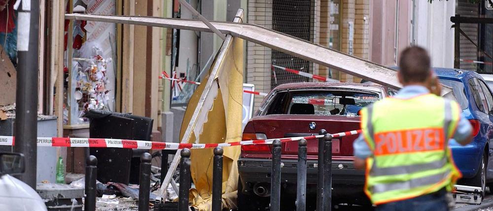 Ein Polizist sichert am 9. April 2004 in Köln die Spuren einer Explosion in der Keupstraße, wo bei einem Nagelbombenanschlag 22 Menschen verletzt worden waren. Der Vorsitzendes des NSU-Ausschusses Clemens Binninger geht davon aus, dass die rechtsterroristische Gruppe NSU Mittäter hatte. 