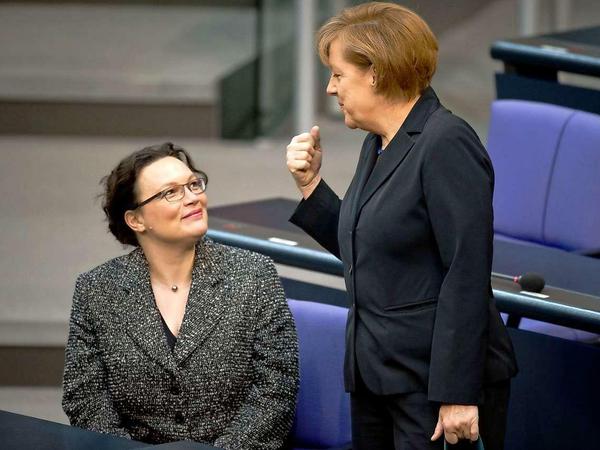 Gute Laune: Arbeitsministerin Andrea Nahles (SPD, links) und Kanzlerin Angela Merkel (CDU) im Bundestag.