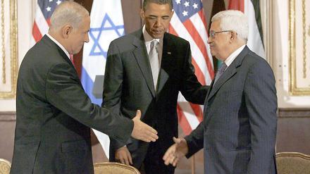 US-Präsident Barack Obama (M) begrüßte den israelischen Ministerpräsidenten Benjamin Netanjahu (l) und Palästinenserpräsident Mahmud Abbas am 22.09.2009 beim Nahost-Dreiergipfel in New York. Nun sollen sich Israelis und Palästinenser wieder an einen Verhandlungstisch setzen.