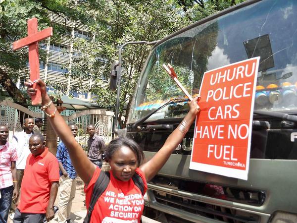 In der vergangenen Woche war die Opposition auf den Straßen in Nairobi. Tausende demonstrierten gegen die sich dramatisch verschlechternde Sicherheitslage. Auf dem Plakat beklagt eine Demonstrantin, dass die Polizeiautos keinen Sprit haben, während überall im Land Kenianer fürchten, Opfer von Terroranschlägen werden zu können. 