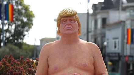 Eine nackte Trump-Statue.