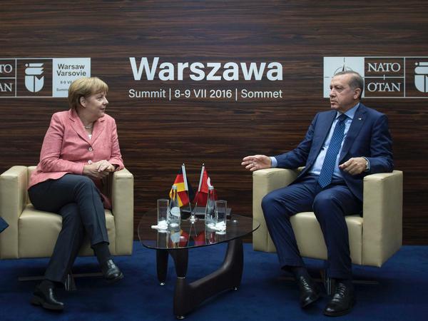 Kanzlerin Angela Merkel und der türkische Präsident Recep Tayyip Erdogan beim Nato-Gipfel in Warschau