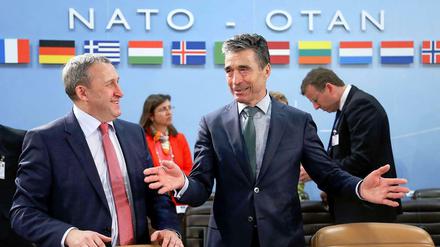 Der ukrainische Außenminister Andrej Deschtschiza (l.) und der Nato-Generalsekretär Anders Fogh Rasmussen auf einem Nato-Treffen am Dienstag in Brüssel.