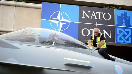 Auf Hochglanz bringen: In Wales bereitet man sich auf ein wichtiges Nato-Treffen vor.