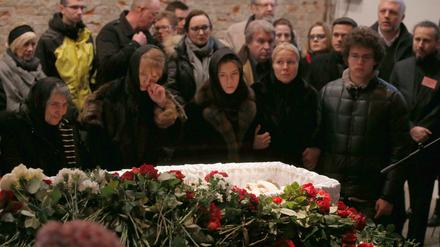 Trauernde am Sarg des ermordeten Kremlkritikers Boris Nemzow in Moskau