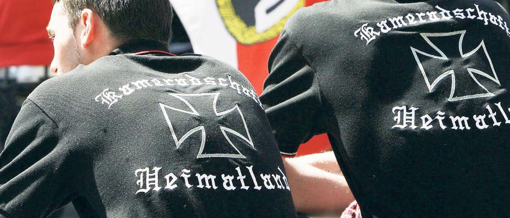 Zwei Rechtsextreme der "Kameradschaft Heimatland" nehmen 2007 an einem NPD-Aufmarsch in Nürnberg teil.