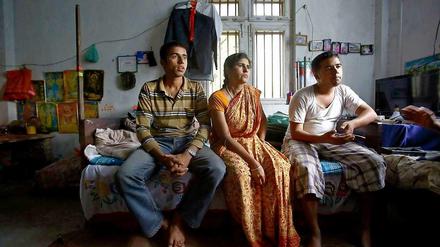Raju Prasad Lamichhane, Mun Maya und Dilli, Angehörige eines der auf einer WM-Baustelle in Doha getöteten Nepalesen, sitzen in ihrem halbfertigen Haus in der Hauptstadt Kathmandu und trauern um ihren Bruder beziehungsweise Sohn. 
