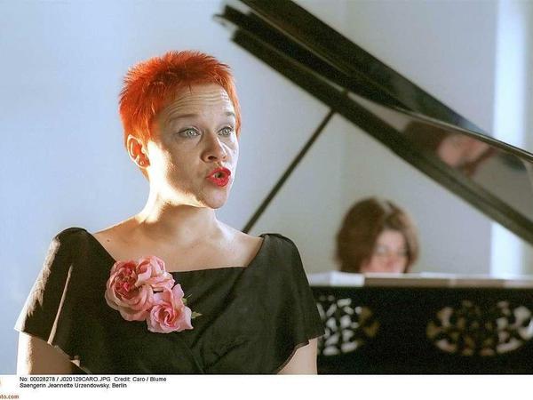 Jeannette Urzendowsky gastiert als "Chanson-Nette" auf Berliner Kleinkunstbühnen