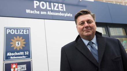 Innensenator Andreas Geisel vor der am 15. Dezember eröffneten Polizeiwache auf dem Alexanderplatz.
