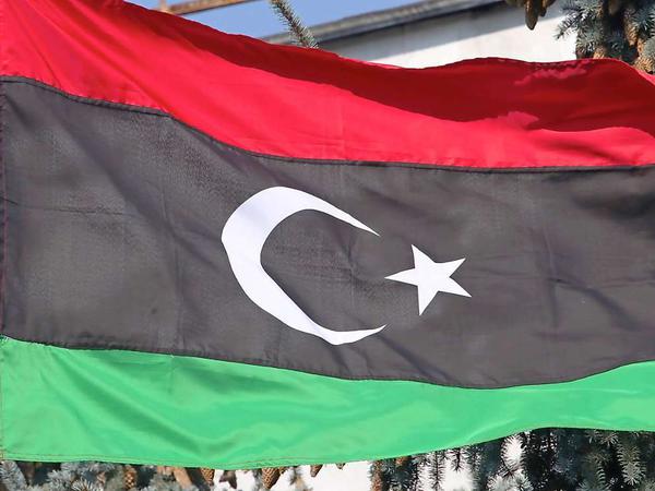 Auch wenn des untergetauchte libyschen Machthaber Muammar al-Gaddafi noch nicht ganz besiegt ist. Die neue libysche Flagge weht an einigen Orten schon.