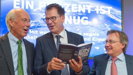 Bundesentwicklungsminister Gerd Müller (M, CSU) und die Autoren des neuen Berichts an den Club of Rome «Ein Prozent ist genug» Jorgen Randers (l) und Graeme Maxton (r)
