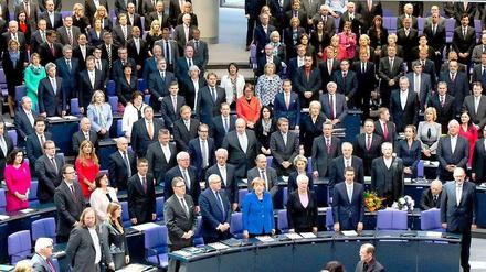 Musikalischer Volksaufstand: Das Singen der Nationalhymne gehört natürlich dazu. Ob es dabei einen Unterschied macht, dass beinahe die Hälfte des Plenarsaals von der CDU-Fraktion eingenommen wird?