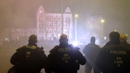 Polizisten stehen in der Silvesternacht an einer Kreuzung im Stadtteil Connewitz.