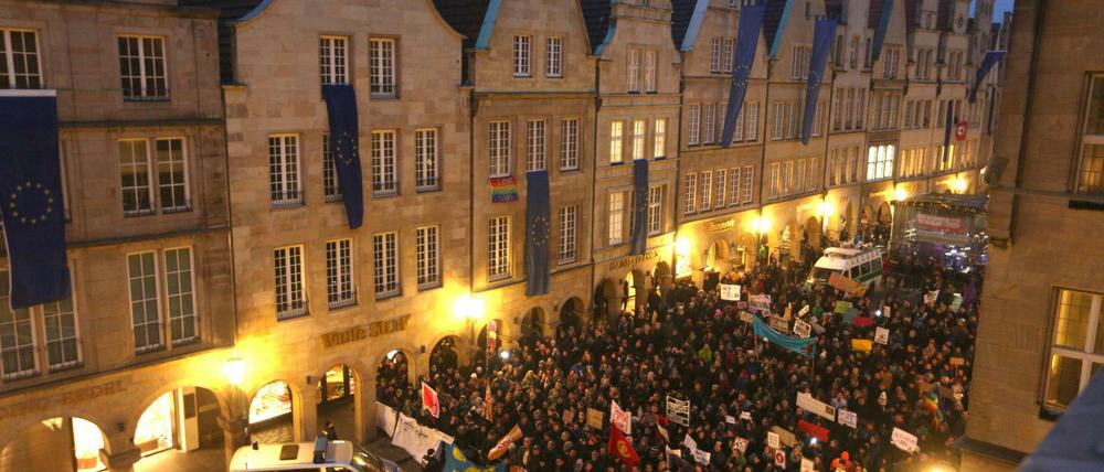 Demonstranten stehen am 10.02.2017 auf dem Prinzipalmarkt in Münster (Nordrhein-Westfalen). Im Rathaus findet der Neujahrsempfang des Kreisverbandes der AfD Münster mit der Bundesvorsitzenden Petry sowie NRW-Chef Pretzell statt.