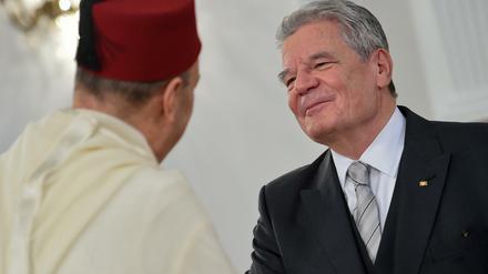 Bundespräsident Joachim Gauck begrüßt am 11. Januar 2016 im Schloss Bellevue in Berlin, während des Neujahrsempfangs für das Diplomatische Korps, den Botschafter des Königreichs Marokko, Omar Zniber. 