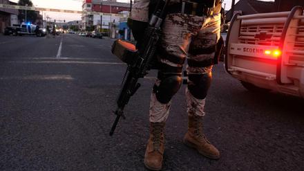 Ein Soldat in Mexiko bewacht einen Tatort, wo ein Mann erschossen wurde. Jährlich werden Zehntausende in dem Land ermordet.