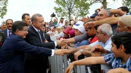 Präsident Erdogan hat viele Anhänger in der Türkei. Seine Gegner versucht er, mit mehr oder weniger lauteren Methoden auszuschalten. 