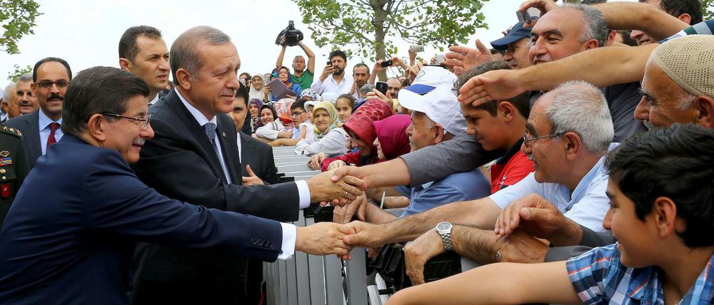 Präsident Erdogan hat viele Anhänger in der Türkei. Seine Gegner versucht er, mit mehr oder weniger lauteren Methoden auszuschalten. 